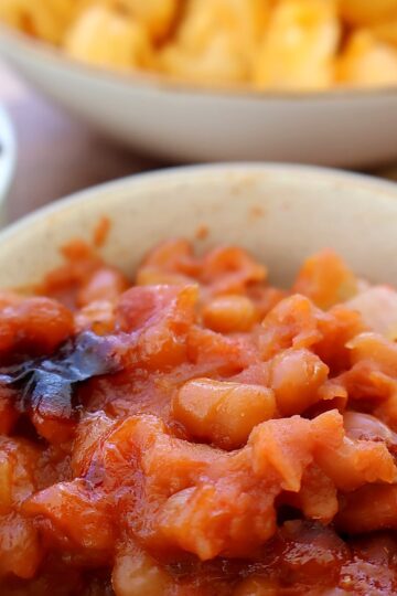 Southern baked beans with canned beans topped with crispy bacon